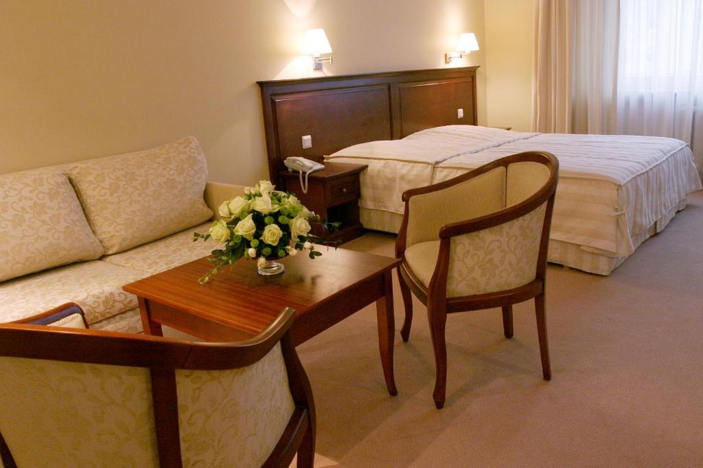 Hotel Prezydencki 3-Star Rzeszow Room photo